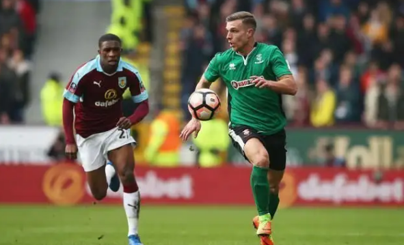 短道速滑世锦赛：中国队上冰训练 生日歌送上祝福